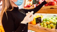 Das Bild zeigt eine Frau mit Corona-Schutzmaske in der Obstabteilung im Supermarkt.