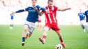 Fußballspieler Marius Wörl (Bielefeld) und Niko Bretschneider (Cottbus) im Zweikampf