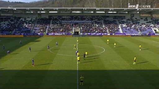 Szene aus einem Fußballspiel in der dritten Liga,  Erzgebirge Aue gegen Alemannia Aachen