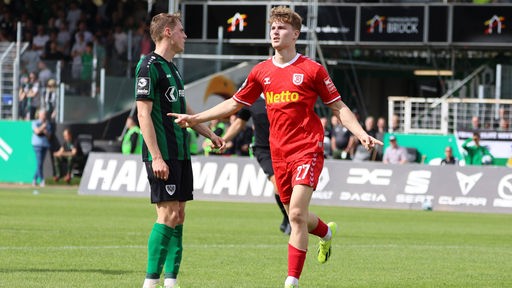 Dominik Kother jubelt nach seinem Treffer zur 3:0-Führung für den SSV Jahn Regensburg