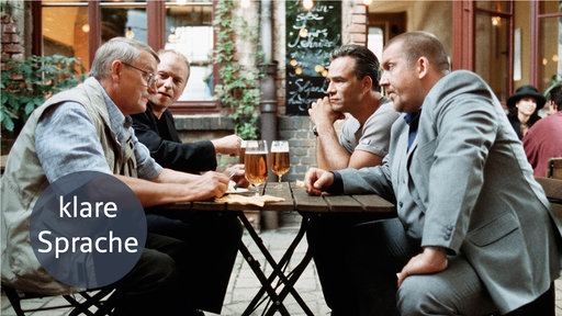  Im Garten vom Waschcafé sitzen Walter (Walter Nickel), Kain (Bernd Michael Lade), Ballauf (Klaus J. Behrendt) und Schenk (Dietmar Bär, v.l.n.r.) beieinander.