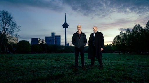 Die Kommissare Ballauf und Schenk vor dem Kölner Fernsehturm "Colonius"