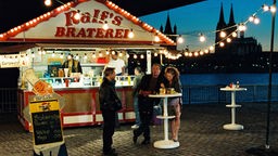 Max Ballauf (Klaus J. Behrendt) und Franziska (Tessa Mittelstaedt) stehen an Ralf's Braterei und trinken Dosenbier.