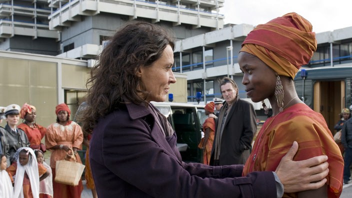 Lena Odenthal (Ulrike Folkerts, li.) bemüht sich sehr um die junge Somalierin Eshe (Corazon Herbsthofer). Sie hat ihre Hände an den Schultern der Schülerin.