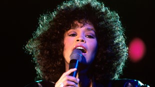 Closeup von Whitney Houston mit einem Mikrofon