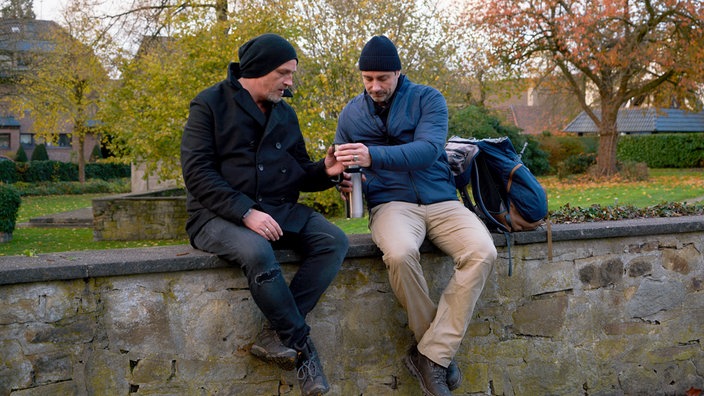 Torsten Sträter und Marco Schreyl (r) machen eine Mittagspause in Westerholt.