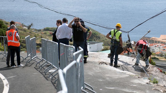 Ein Reisebus ist auf der Ferieninsel Madeira eine Böschun herunter gestürzt.