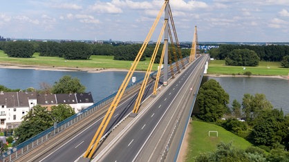 A 40, Rheinbrücke Neuenkamp in Duisburg (Foto mit einer Drohne aufgenommen)