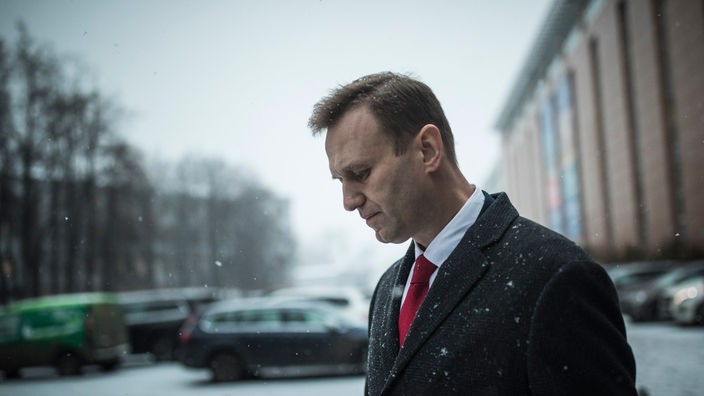 Alexej Nawalny nah, er geht durch eine verschneite Straße