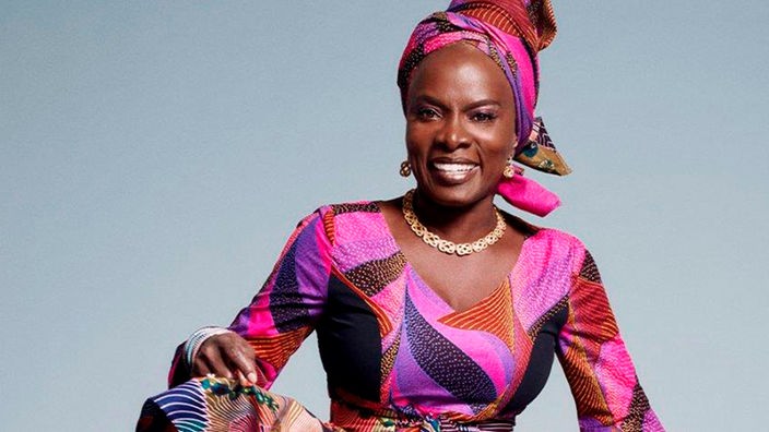 Angelique Kidjo in traditionellem, farbenfrohen beninischen Gewand