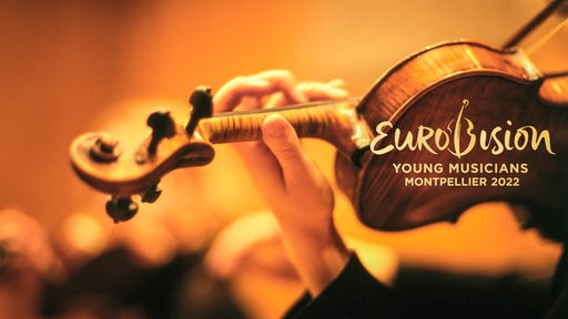 Eine Geige, die gerade von einer Musikerin gespielt wird, im Detail. Außerdem ist das Logo "Eurovision Young Musicians 2022" zu sehen.