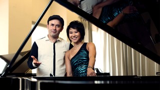 Aleksey Igudesman und Yulia Wang an einem Flügel