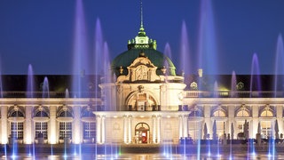 Wasserfontainen in der blauen Stunde im Kurpark Bad Oeynhausen,