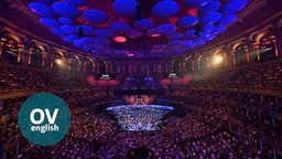 Bild mit "OV english"-Logo: Die Bühne und das Publikum bei der Last Night of the Proms 2023