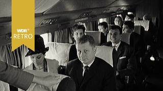 Passagiere sitzen in einem Flugzeug