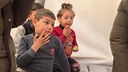 Ein paar syrische Kinder in einer Unterkunft