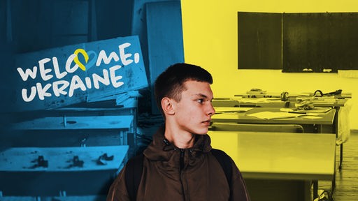 Ein Junge steht vor einer Wand, die gelb und blau eingefärbt ist. Links neben seinem Kopf steht der Schriftzug "Welcome, Ukraine"