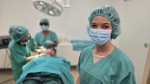 Moderatorin Anna Planken (r) darf bei einem Eingriff in einer Schönheitschirurgie in Köln zusehen.