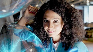 Westart-Moderatorin Siham El-Maimouni neben einer blauleuchtenden Plasmakugel.