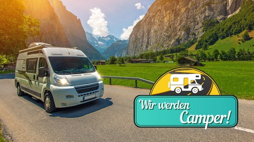 Ein Camper fährt auf einer Straße durch eine bergische Landschaft, auf dem Bild ein Logo mit der Aufschrift "Wir werden Camper"