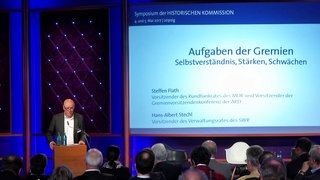 Hans-Albrecht Stechl, der Vorsitzende des SWR Verwaltungsrats, hält einen Vortrag vor Publikum