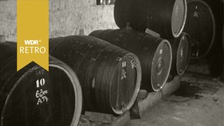 Schwarz-Weiß Aufnahme von Weinfässern.
