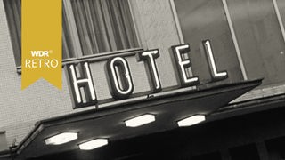 Leuchtschrift "Hotel" über Gebäudeeingang
