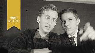 Zwei Schüler der 9. Klasse an der Volksschule 1963
