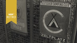 Ein Schild mit den Beschriftungen "DEUTSCHER CAMPING CLUB" und "ZELTPLATZ"