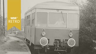 Schwarz Weiß Aufnahme einer Bimmelbahn aus dem Jahre 1961.