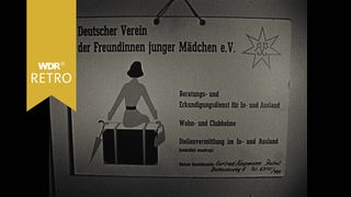 Schwarz-weiss: Aufhang mit der Überschrift "Deutscher Verein der Freundinnen junger Mädchen e.V." und Abbildung einer sitzenden jungen Frau
