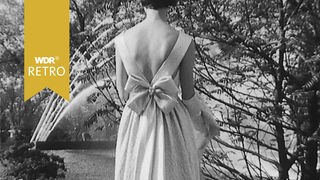 Ein Model mit einem Kleid von Heinz Bormann