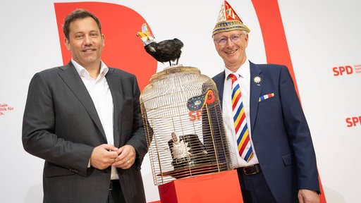 Der amtierende Bundesvorsitzende der SPD Lars Klingbeil (l) erhält in diesem Jahr den 75. Orden "Wider den tierischen Ernst" des Aachener Karnevalsvereins (AKV).