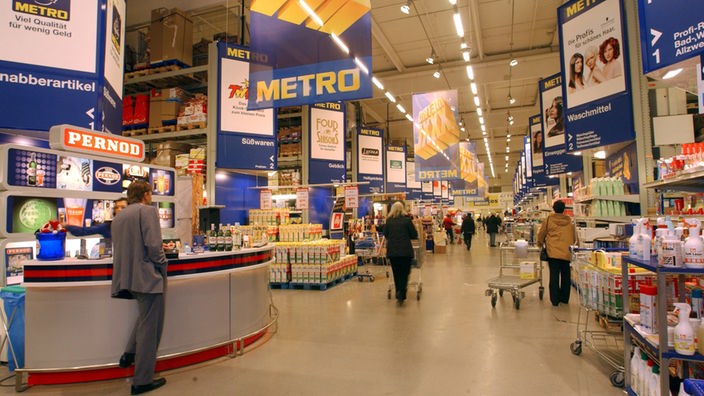 Kunden im Metro Großhandelsmarkt in Düsseldorf, 2005