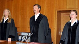 Herbert Luczak (M.) verkündet das Urteil im Mirco-Prozess