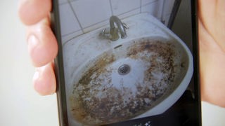 Foto von einem schmutzigen Waschbecken