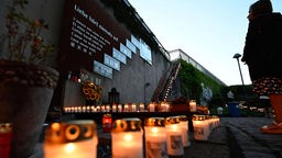 Duisburg: Kerzen erinnern an die Toten und Verletzten beim Loveparade-Unglück 2010. Am Abend vor dem 13. Jahrestag der Katastrophe veranstaltet der Verein «Bürger für Bürger» wieder die «Nacht der 1000 Lichter» am Ort des Geschehens