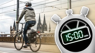 Links ein Radfahrer in Köln, rechts eine Stoppuhr mit einer Zeit von 15:00 Minuten.