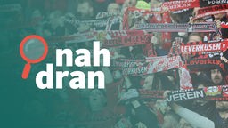 Leverkusen-Fans halten Schals hoch