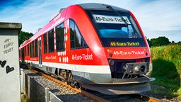 Regionalbahn mit Aufschrift 49-Euro-Ticket