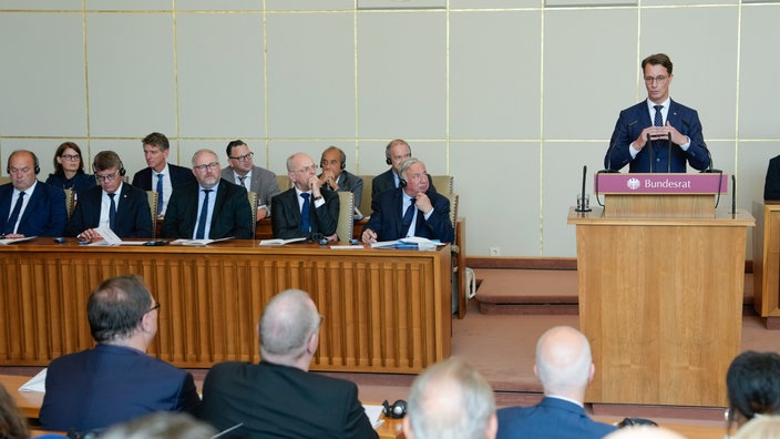 Ministerpräsident Hendrik Wüst bei seiner Rede beim Festakt zu 75 Jahre Bundesrat in Bonn