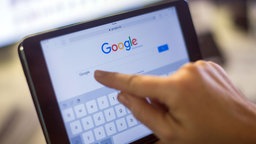 Der Google-Schriftzug und die Google-Suche auf einem Smartphone.