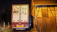 LKW an Hauswand