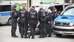 Eine Gruppe Polizisten bespricht sich in Köln.