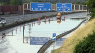 Die überflutete A40 bei Bochum-Wattenscheid