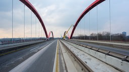 Die A42-Brücke zwischen Essen und Bottrop ist gesperrt, weil dort Risse aufgetaucht sind und sie saniert werden muss