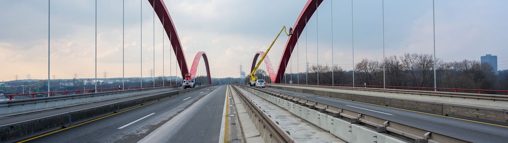 Die A42-Brücke zwischen Essen und Bottrop ist gesperrt, weil dort Risse aufgetaucht sind und sie saniert werden muss