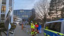 Einsatzkräfte von Polizei und Rettungsdienst stehen vor einem Aachener Krankenhaus. Wegen eines größeren Polizei-Einsatzes in einem Aachener Krankenhaus ist am Montagabend ein Streckenabschnitt der Bahn im Westen der Stadt gesperrt worden.