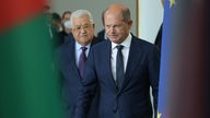 Mahmud Abbas (L), Präsident des Staates Palästina, und Bundeskanzler Olaf Scholz treffen nach einem Gespräch im Kanzleramt am 16. August 2022 in Berlin, Deutschland, ein, um mit den Medien zu sprechen. 