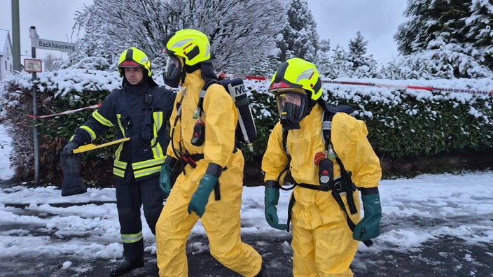 Zwei Feuerwehrleute in Schutzkleidung